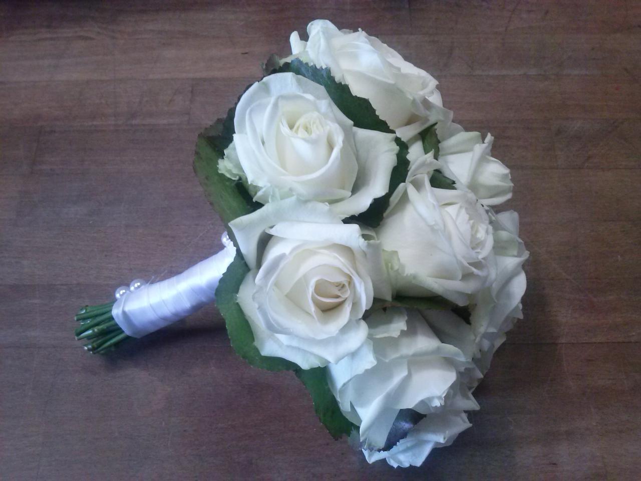 bouquet de mariée roses blanches et feuillage